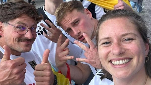 Ein Selfie geht um die Welt: Als Carolin Knurr (geborene Bastemeier) mit ihrem Mann Max und weiteren Freunden das Foto mit dem gefundenen Handy schießt, ahnt sie nicht, was das auslösen könnte. Jetzt ist es allein bei Twitter fünf Millionen mal angesehen worden. Foto: - © Carolin Knurr