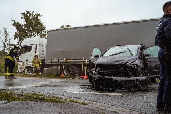 Der VW Golf ist durch den Zusammenprall schwer zerstört worden. - © FreitagTV