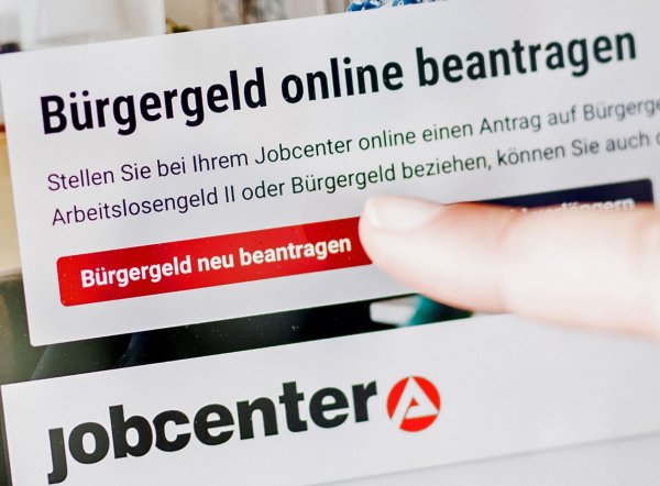 Die Union will beim Bürgergeld Milliardensummen einsparen. Das trifft auf Widerspruch. - © Carsten Koall/dpa