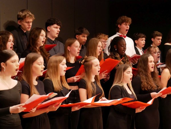 Stimmgewaltig. Der Oberstufenchor unter Leitung von Frank Schreiber erfreut im dynamischen Gesang mit "Skyfall". - © Thomas Krügler