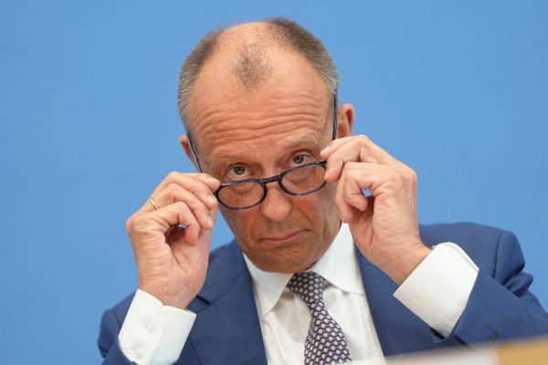 CDU-Chef Friedrich Merz: Er betont die Notwendigkeit ruhiger und sachlicher Diskussionen in der Politik. - © Michael Kappeler/dpa