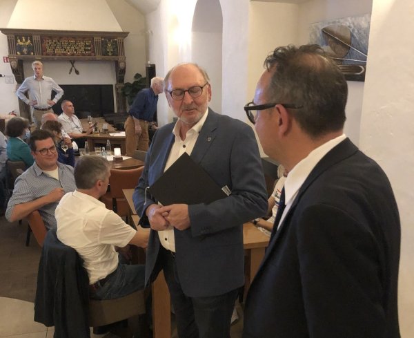 Lemgos gewählter Bürgermeister Markus Baier (rechts) besucht am Wahlabend die Christdemokraten im Ratskeller, die zwar stärkste Fraktion im Stadtrat bleiben, aber weiter auf Mehrheitsbeschaffer angewiesen sind. Passend dazu verspricht Baier, auf die anderen zuzugehen. Der designierte Fraktionsvorsitzende Claus Cieciera (Mitte) verspricht offene Sondierungsgespräche. - © Till Brand