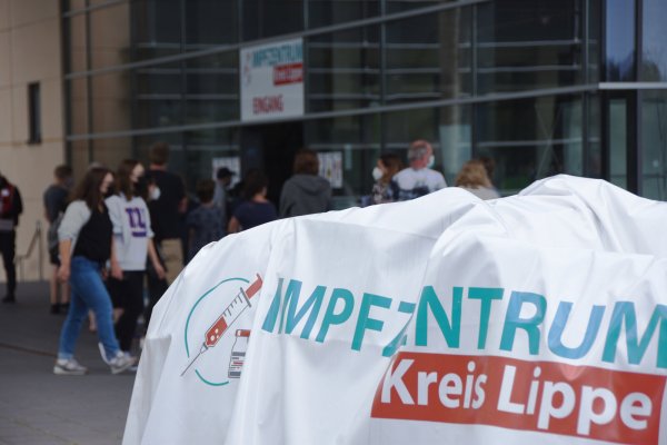 Noch bis zum 5.September können sich Jugendliche zwischen 12 und 15 Jahren gegen das Coronavirus im Impfzentrum impfen lassen. Weiterhin impfen Ärzte, es gibt außerdem mobile Impfstationen. So ist die Zweitimpfung gesichert.  - © Raphael Bartling