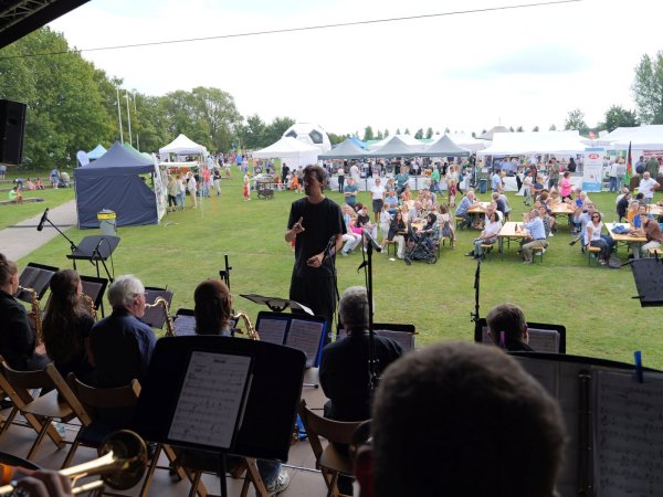 Die Big Band der Musikschule Detmold unter Leitung von Georg Schmitt sorgt für beste Unterhaltung am Hangar. - © Thomas Krügler