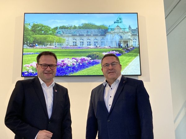 Lars Bökenkröger, Bürgermeister von Bad Oeynhausen, und Axel Lehmann, Landrat des Kreises Lippe, im neu gestalteten, digitalen Showroom von Bad Oeynhausen. - © Matthias Bungeroth