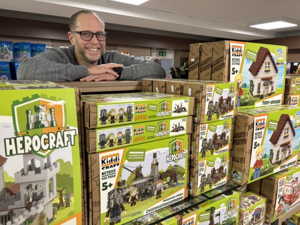 In seinem Paderborner Klemmbausteinladen Steingemachtes verkauft Thorsten Klahold auch die von ihm erdachten Sets der neu aufgelegten Marke Kiddicraft. - © Jens Reddeker