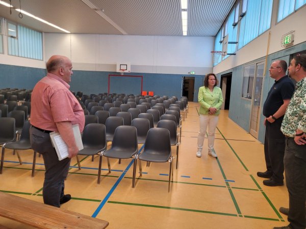 Andreas Brinkmann (links) und der Leiter der Feuerwehr Lage, Benjamin Brinkmeyer (Zweiter von rechts), sprechen mit Schulleiterin Kerstin Bolling-Stock und Christoph Priss über den Brandschutz. Es gibt Lob, weil alle Vorgaben sehr gut umgesetzt wurden. - © Astrid Sewing