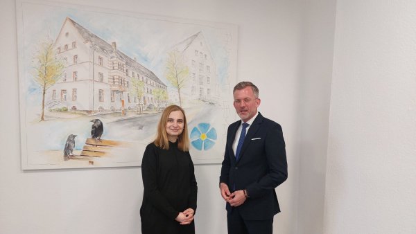 Staatssekretär Dr. Dirk Günnewig zusammen mit der Dienststellenleiterin des Finanzamts Lemgo Petra Meier. - © Finanzverwaltung für Nordrhein-Westfalen