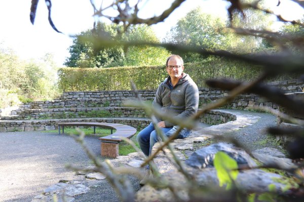 Ulrich Niebuhr, der neue Vorsitzende des Trägervereins des Umweltzentrums, sitzt an der Naturbühne im UWZ. Hier sind künftig wieder mehr kulturelle Veranstaltungen geplant. - © Alexandra Schaller