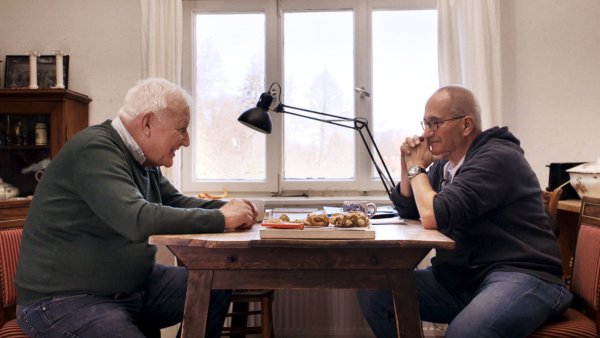 Buchautor Anatol Regnier (links) und Regisseur Dominik Graf in einer Szene des essayistischen Dokumentarfilms „Jeder schreibt für sich allein“. - © Dominik Graf