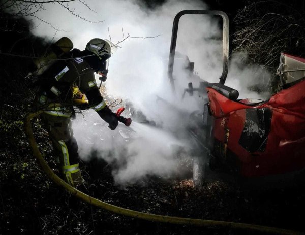 Nur auf Umwegen gelangte die Feuerwehr an den brennenden Rasenmäher. - © Feuerwehr Lage