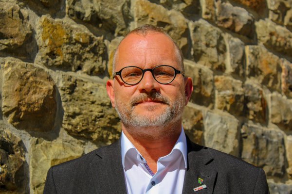 Maik Schlicht möchte sich besonders für das Ehrenamt und die Schulen in Extertal engagieren. - © CDU Extertal