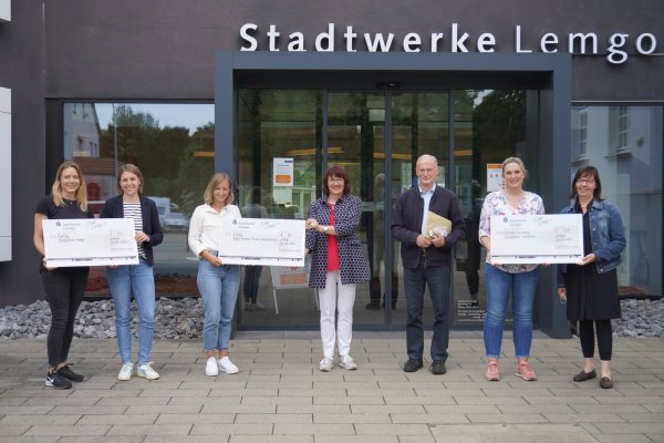 Vertreterinnen der Grundschule Kirchheide (rechts), der Realschule Lemgo (links) und der August-Hermann-Francke-Grundschule (Dritte von links) zusammen mit Siegmund Gedeon, dem Sportabzeichenbeauftragten des Stadtsportverbandes, und Renate Dalbke (Mitte).  - © Stadtwerke Lemgo