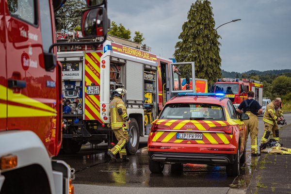 Einsatzkräfte und Fahrzeuge machen sich an der Einsatzstelle im "Hörster Bruch" bereit. - © FreitagTV