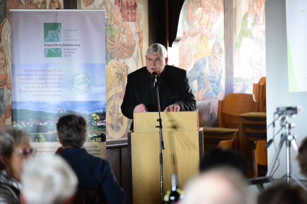 Friedrich Schierholz (Vorsitzender des Stiftungsrates) moderiert die Stiftungsversammlung. - © Nicole Ellerbrake