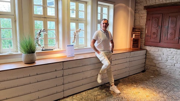 Thorsten Federschmid kennt das "Weiße Ross" im Freilichtmuseum schon lange. Im Betrieb von Marcus Schuster war er als Betriebsleiter tätig. - © Jana Beckmann