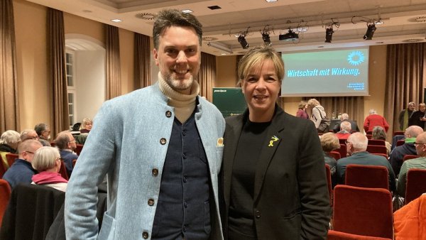 Robin Wagener und Mona Neubaur referieren über Ziele grüner Politik. - © Cordula Gröne