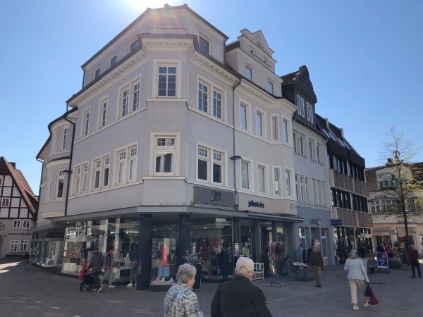 In diesem Gebäude an der Langen Straße sind über Jahrzehnte Schuhe verkauft worden. Nun gibt es hier Kunst und Mode. - © Sven Kienscherf