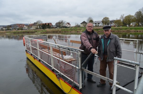 Ferdinand Kayser (links) und Gerhard Daniel sind zwei der „sechseinhalb Fährmänner“ von Wehrden und Herstelle.?Fotos: Nicole Fischer - © Nicole Fischer