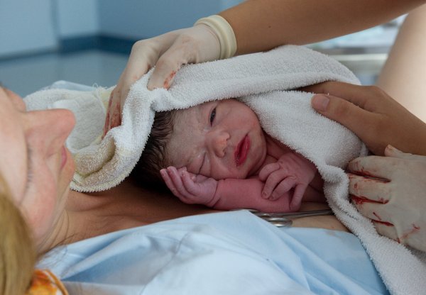 Viele Frauen erleben Gewalt unter der Geburt. Mit der "Roses Revolution" erinnern sie bundesweit an ihre Erfahrungen. - © picture alliance