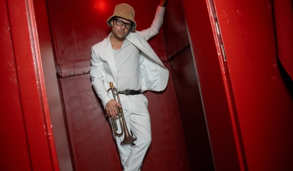 Joo Kraus kommt mit seiner Band ins Red Horn. - © Bildrechte: Red Horn District