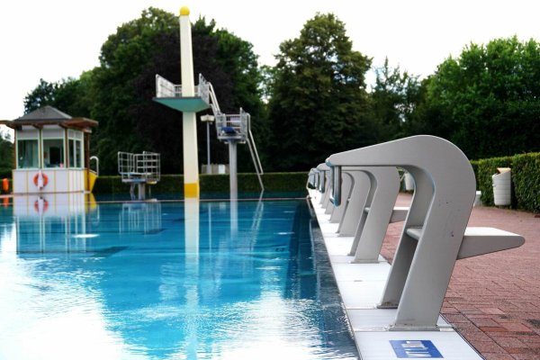 Drei Grad kühler: Das Außenbecken im Eau-Le wird nur noch auf 29 Grad anstatt wie bisher auf 32 aufgeheizt. - © Stadtwerke Lemgo