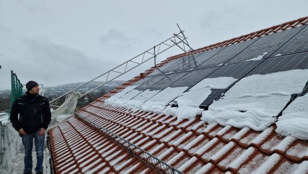 Auf dem Dach des Lüttfeld-Berfuskollegs werden in diesen Tagen Solar-Panels installiert. - © Nadine Uphoff