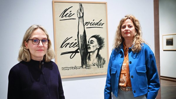 Die Ausstellungsmacherinnen Henrike Mund (l.) und Christina Végh neben dem berühmten Antikriegsplakat von Käthe Kollwitz aus dem Jahr 1924. - © Barbara Franke