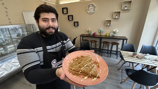 Ahmad Alkhansa mit seinem Lieblingscrêpes im "Sweety" an der Langen Straße. - © Alexandra Schaller
