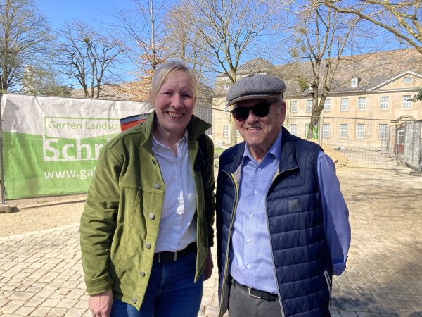 Stadtarchivarin Dr. Bärbel Sunderbrink und Detmolds Ex-Bürgermeister Friedrich Brakemeier erzählten vom Ende des Krieges und dessen Folgen bei einem Rundgang. Auf dem Schloßplatz wurden kürzlich Splitterschutzgräben von damals gefunden. - © Cordula Gröne