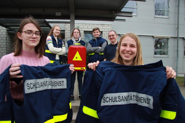 Sind ein ausgezeichnetes Team (von links): Chayenne Kloz, Livia Amelung, Judith Lange, Julius Brockmann und Alina Brinkmann von der Karla-Raveh-Gesamtschule haben beim Jugendrotkreuz-Wettbewerb den zweiten Platz belegt. Auch Lehrer Michael Bosse ist stolz. - © Katrin Kantelberg