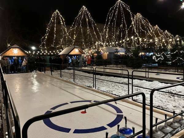 Auf den Kunststoffbahnen der "Lemgoer Winterwelt" wird Eisstockschießen gespielt. - © Lemgo Marketing