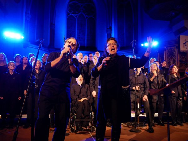 Jahreskonzert von Gospel X. Ulrike Wahren und Gerald Klaes singen im Duett. - © Thomas Krügler