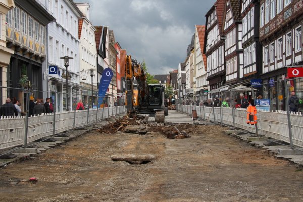 Im Baufeld zwischen Marktplatz und Exterstraße sind gleich mehrere Bagger im Einsatz. Die Fußgänger werden rechts und links daran vorbeigeleitet. - © Jana Beckmann