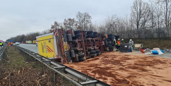 Der dänische Lkw liegt quer auf der A2. Die Feuerwehr hat Kraftstoffe und Betriebsstoffe abgestreut, die aus den Tanks ausgelaufen war. - © Andreas Eickhoff