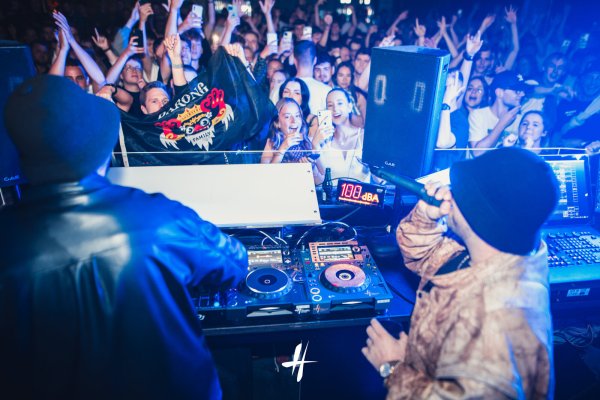 Die Menge pulsiert. Zwei Star-DJs aus den Niederlanden heizen den Gästen am vergangenen Wochene ordentlich ein. - © Max Werner (Hermanns Club)