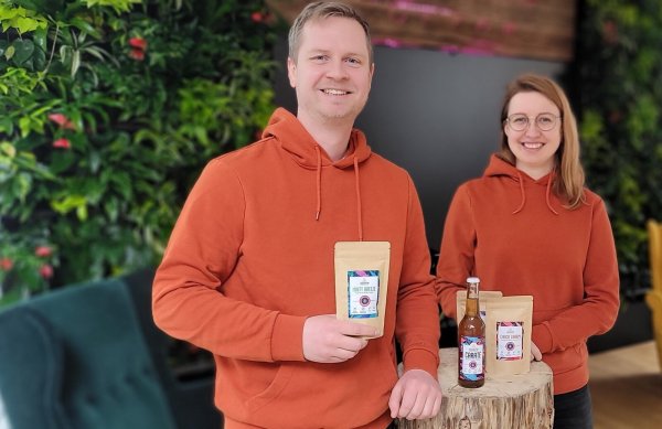 Die Gründer von Cascaritas: Kay Schadewald ist mittlerweile hauptberuflich für das Startup unterwegs, Sarah Holzhauer und zwei Mitstreiter in Teilzeit. - © Katrin Kantelberg