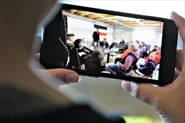 Fotos und Videos von einem Treffen der Reichsbürger-Gruppe "Vaterländischen Hilfsdienst" zeigen, dass immer wieder Kinder an den Veranstaltungen teilnehmen - hier rechts im Bild. - © Lukas Brekenkamp