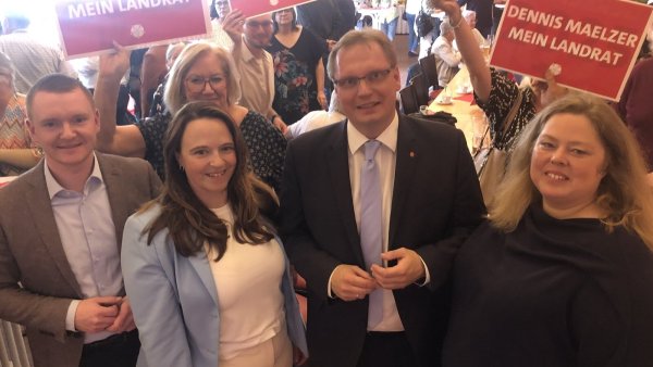 Die Findungskommission und ihr Landratskandidat: Dr. Dennis Maelzer (zweiter von rechts) ist erste Wahl des Kreisgeschäftsführers Julian Hördemann (links),der Kreisvorsitzenden Katrin Freiberger und der Kreistags-Fraktionschefin Ilka Kottmann (rechts). - © Martin Hostert