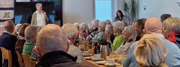 Vera Varlemann begrüßt die Gäste im vollbesetzten Gemeindehaus in Varenholz. - © Bärbel Kuhlmann