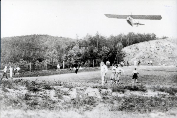 Spektakuläre Starts von Segelflugzeugen an den Fliegerkuppen. Mit Gummiseilen katapultieren die Laufteams den Gleiter in die Luft. - © Repros: Horst Biere / Quelle: Stadtarchiv Oerlinghausen