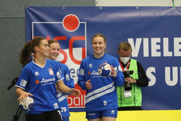 Freuen sich auf den ersten Heimauftritt: Die Blomberger Spielerinnen (von links) Cara Reiche, Emelyn van Wingerden und Ann Kynast. - © Oliver König