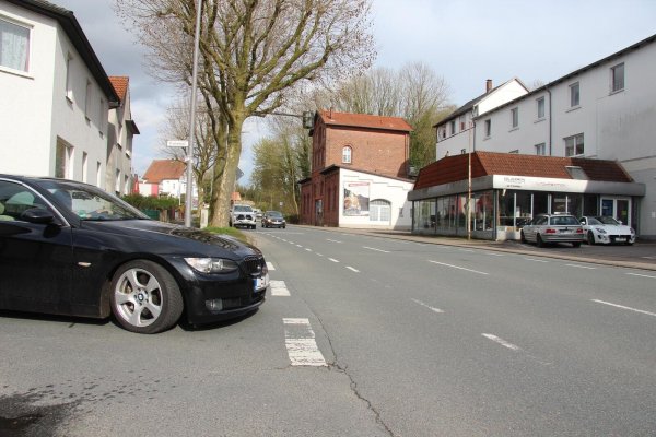 Wer aus der Kluskampstraße kommt und auf die B66 abbiegen will, muss besonders vorsichtig sein. Gerade Radfahrer hätten hier das Nachsehen, sagt ein Leser. Sie müssten bis auf die Fahrbahn treten, weil die Bäume die Sicht behindern würden. - © Kyrill von Matuschka