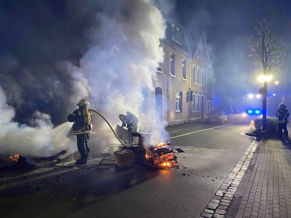 Müll brennt auf der Straße am Alten Hof. - © Feuerwehr Lemgo