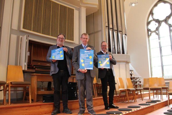 Freuen sich auf das Konzert: Johannes Vetter (von links), Pfarrer Maik Fleck und Verbandsvorsteher Jörg Düning-Gast. - © Foto: LVL