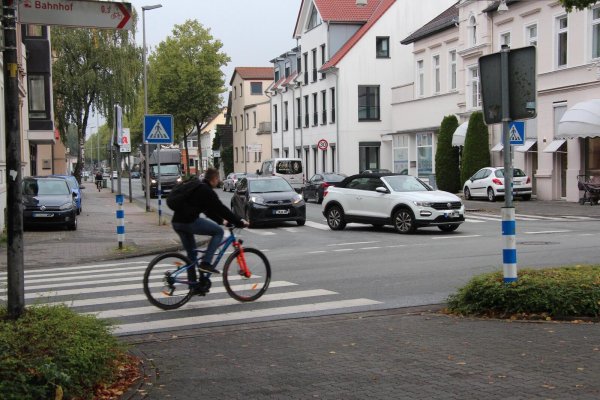 Die Querung per Zebrastreifen von der Elisabethstraße auf den Kaiser-Wilhelm-Platz wird von einigen Radfahrern als Hemmnis angesehen. Das Anhalten koste Zeit. - © Jana Beckmann