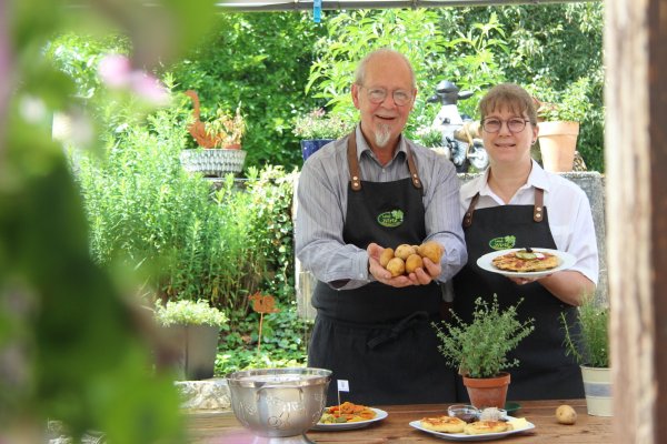 Ob als Beilage oder Hauptgericht, als deftige Hausmannskost oder in der Gourmetküche, gekocht, gebacken oder gebraten: Die Kartoffel besticht durch ihre Vielseitigkeit. Heinrich Oberjasper (Wanderhotel Externsteine) und Annette Reinking („Zur Ortmühle") von den Lippischen Land-Wirten machen Appetit auf den gesunden und schmackhaften Sattmacher. - © Christina Pfrommer