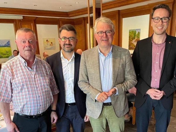Diskutierten über die Haushaltspolitik (von links): Willi Depping stellvertretender Ortsverbandsvorsitzen-
der, Christian Sauter (MdB, Ortsverbandsvorsitzender), Frank Schäffler (MdB, stellvertretender Landesvorsitzender) und Schatzmeister Christopher Beni. - © Bildrechte: FDP Nordlippe