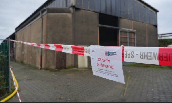 In dieser Lagerhalle war am Sonntagabend ein Feuer ausgebrochen. Die Polizei hat die Brandstelle beschlagnahmt. - © Freitag TV/Leon Stock
