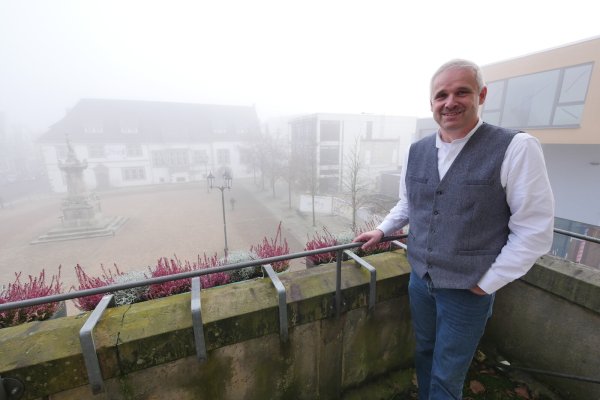 Trotz eines nebeligen Tages sieht Bürgermeister Heinz-Dieter Krüger die Ziele für 2022 klar vor sich. Zu den großen Projekten gehört unter anderem die Sanierung des Kotzenbergschen Hofs im Hintergrund. - © Jost Wolf